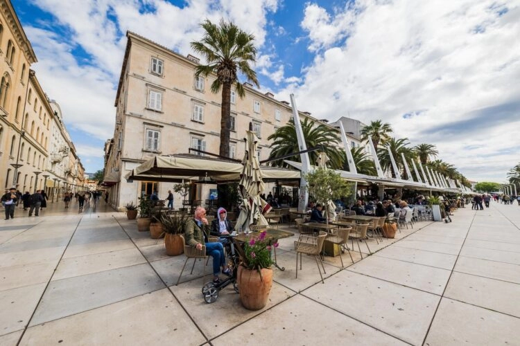 Restorani i barovi u Splitu će za vrijeme sezone raditi sat vremena duže